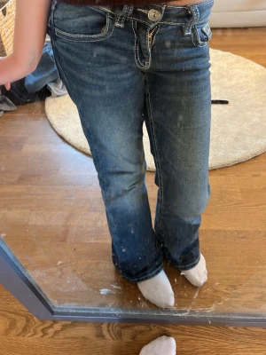 Mörkblå bootcut jeans från Gina⭐️ - Snygga mörkblå bootcut jeans med lite slitningar  längst nere och broderade detaljer på bakfickorna. För handla gärna om priset.Helt vanliga lågmidjade jeans från Gina tricot😚