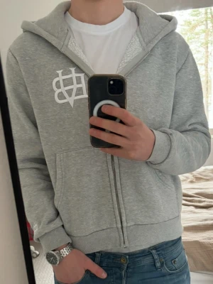 Grå zip-hoodie från Bvaldi - Tja! Säljer denna riktigt snygga zip hoodie ifrån Bvaldi | Storlek S | Den är helt slutsåld på deras hemsida! Jag på bilden är 183 | Hör av er vid minsta lilla fundering🙌
