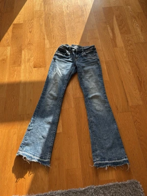 Jeans bootcut  - Jag säljer mina jeans som är bootcut då dom inte kommer till användning hos mig längre, dom är bootcut och lågmidjade, jag tvättar alltid kläderna innan jag skickar iväg dom, och jag köpte jeansen för 299kr