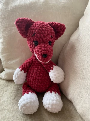 Virkad räv  - Lite krokig men även väldigt söt handvirkad räv. Räven är gjord av mjukt chenillegarn och är stoppad med polysterfyllning. Ögonen och nosen är av plast och rekommenderas därför inte för barn under 3 år. Räven är ca 30 cm hög 🧶🦊