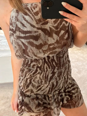 Brunmönstrad halterneck Klänning - Snygg cool sommar klänning!