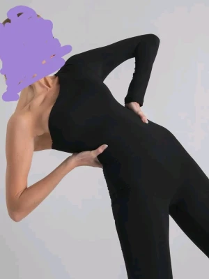 Svart one shoulder jumpsuit från Bodssy - Säljer nu min One Shoulder Bodssy Jumpsuit från Bodssy. Plagget är känt för sin fantastiska passform och sitt högkvalitativa material som känns som en andra hud. Material: Dubbellagrad modal 90% & elastan 10%(slitstarkt men ändå mjukt). - Skick: Ny i förpackning med hangtags. - . 