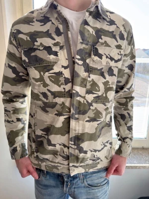 Zadig & Voltaire camouflage jacka - Zadig & Voltaire camouflage jacka | Perfekt till vår | Snygg orange backprint | Mycket bra skick | Storlek S/M | Modellen är 182 cm / ca 65 kg på bilderna | Lätt och skön jacka | Pris kan diskuteras vid snabb affär | Kolla gärna min profil för mer info och fler plagg