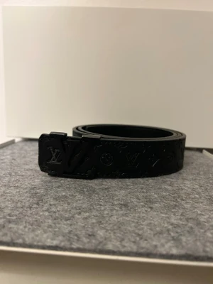 Svart skärp - Snyggt svart skärp.