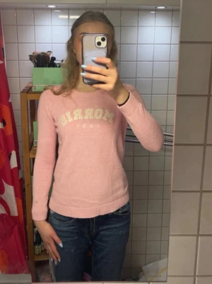 Rosa stickad tröja Morris Lady - Säljer en jättefin rosa stickad tröja från Morris Lady. Köpt på sellpy, aldrig använd av mig, då den är för kort i ärmarna på mig som är 175. Jag kan inte se några defekter. Det står S på lappen men är liten i storleken, sitter mer som en XS.  Färgen ser ut som på första bilden Hör av dig om du har några frågor eller vill ha fler bilder💕
