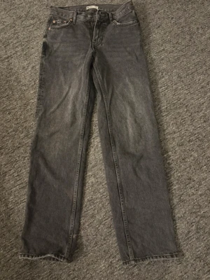 Raka jeans Gina tricot  - Lågmidjade storlek 34. Superfint skick!! 