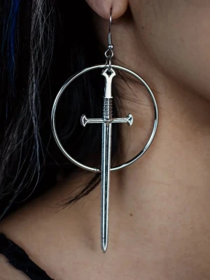 Stora örhängen med svärd i silverfärg - Unika örhängen i metall med ett stort cirkelformat hänge och ett detaljerat svärd i mitten. Cool statement-accessoar i silverfärg som verkligen sticker ut. Perfekt för dig som gillar edgy och alternativ stil.