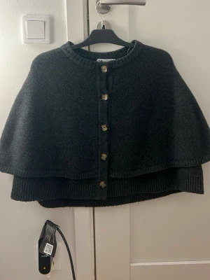 Zara tröja - Super fin poncho/tröja ifrån zara. Använd 1 gång, den ser lite nopprog ut på bilden men är absolut inte det i verkligheten❣️