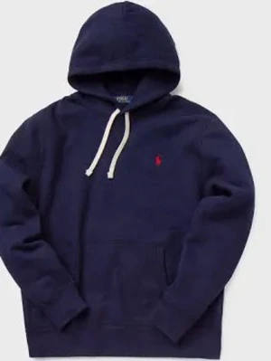 Mörkblå hoodie från Polo Ralph Lauren - Mörkblå hoodie med huva och vita dragsnören från Polo Ralph Lauren. Klassisk design med röd broderad logga på bröstet och stor magficka. Perfekt för en avslappnad och stilren look.