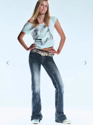 Weekday Blå bootcut jeans  - Snygga blå bootcut jeans med ljusa slitningar på framsidan och klassiska fem fickor. Jeansen har låg midja och är tillverkade i denim. Dem är som nya och i längd 34, perfekt för längre tjejer pris går att diskutera. Säljer på grund av att dem är för små 