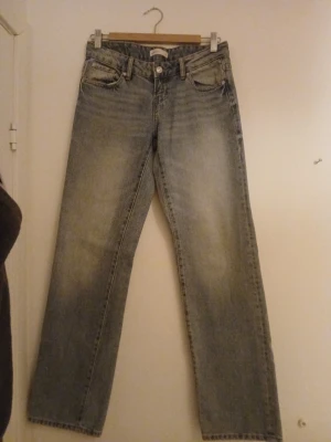 Ljusblå raka jeans - Säljer ett par ljusblå jeans med rak passform och klassisk femficksdesign. Jeansen har en något tvättad look med låg midja. Perfekta för en avslappnad stil och tillverkade i denim💛Skriv för mer bilder.