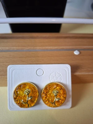 Runda örhängen med gul blomdetalj - Överge samlingen, utförsäljning till låga priser