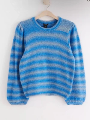 Blå- och vitrandig stickad tröja Lindex - Mysig stickad tröja från Lindex i blått och vitt med horisontella ränder. Tröjan har rund halsringning, puffiga axlar och trekvarts ärmar. Materialet är fluffigt och mjukt ut, perfekt för kyligare dagar.