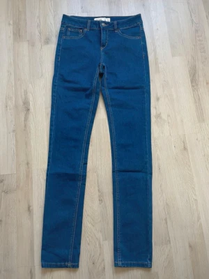 Blå raka jeans från Gina Tricot - Storlek 27