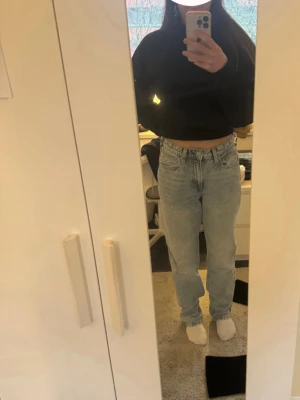 Baggy jeans  - Jeans från i ljusblått med lite olika färg skiftningar från hm elr Gina Tricot jag minns inte, storlek 36 och långa så de går över skorna😍