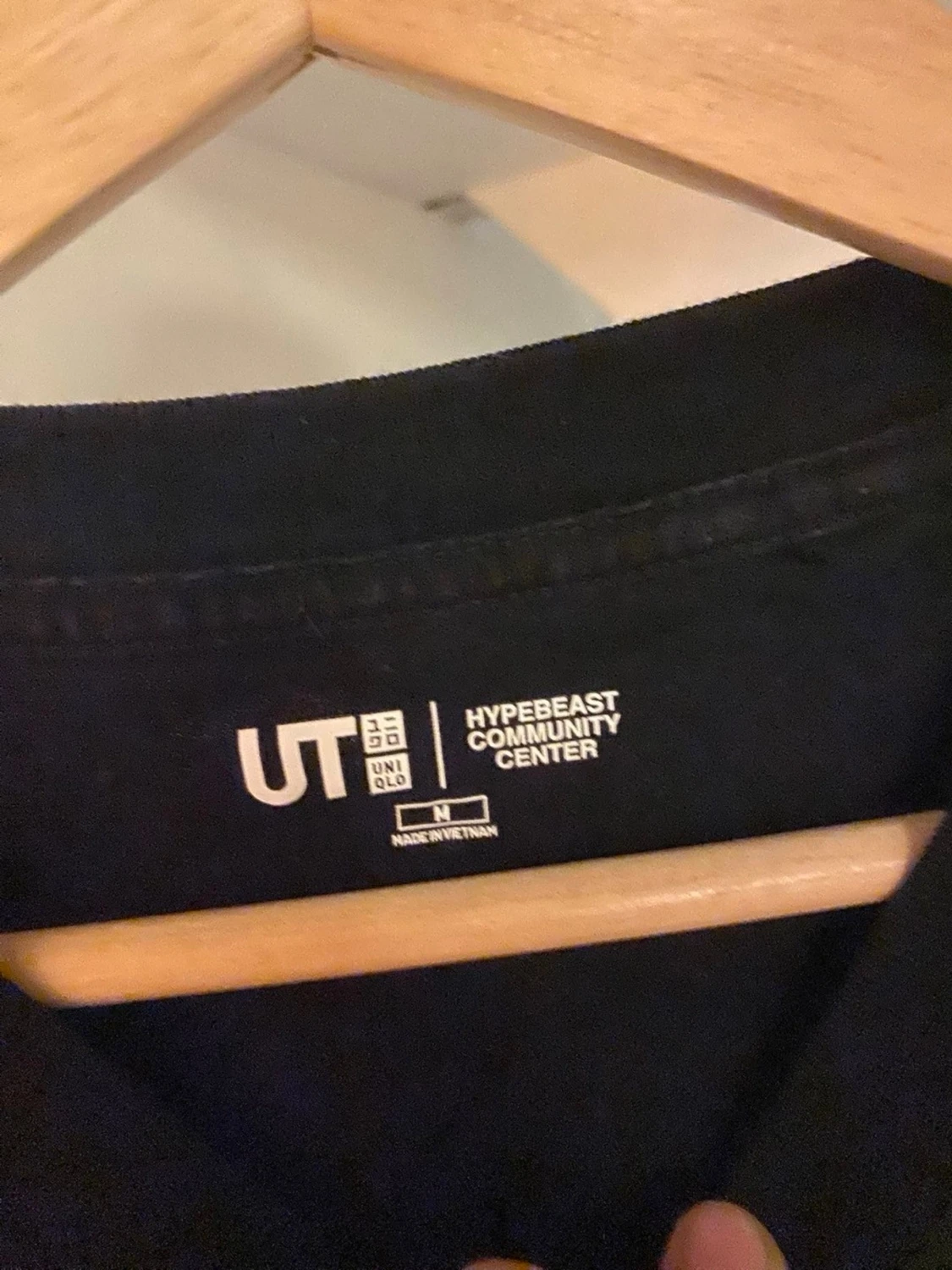 Svart t-shirt med grafiskt tryck UTI - 2