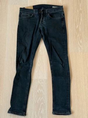 Mörkblå slim fit jeans från Dondup  - Snygga mörkblå slim fit jeans från Dondup med klassisk femficksdesign och diskreta sömmar. Jeansen har en smal passform. Perfekta för en stilren och modern look.