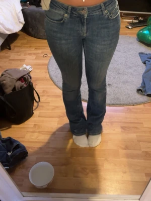 Jeans - Super snygga jeans från Zara! Jätte fin passform. Bootcut och låg midja.