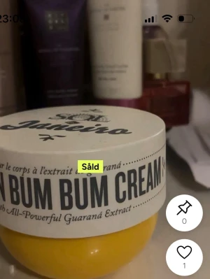 Sol de Janeiro Bum Bum Cream - Ikonisk Bum Bum Cream från Sol de Janeiro i en rund, gul burk med vit lock. Innehåller guaraná-extrakt och har en tropisk doft. Perfekt för att återfukta och ge huden lyster.