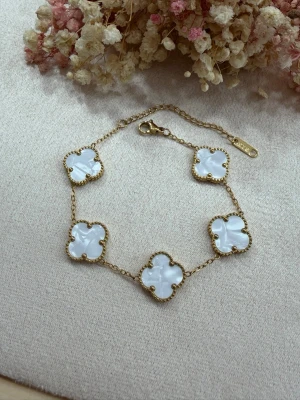 15mm klöver armband  - Armbandet är tillverkat av rostfritt stål och pläterat med 18k guld 