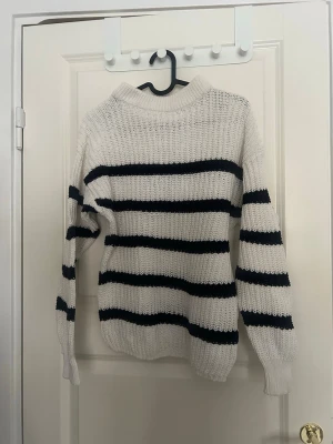 Stickad tjocktröja - Vit/marinblå randig stickad tjocktröja från Lager 157i storlek XS passar även S