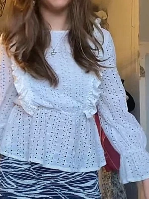 Vit blus med volang och broderi - Söt vit blus från Pieces med broderade hålmönster och volangdetaljer framtill. Blusen har lång ärm, rund halsringning och lätt utsvängd midja. Storlek M men skulle säga att den passar XS-M. Perfekt nu till våren och sommaren!💓