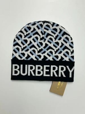 Burberry Mössa - Helt ny aldrig använd. Storlek: One Size. Snabb frakt