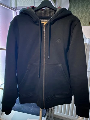 Burberry  - Hej, säljer en burberry tröja. Skriv för fler frågor eller bilder!