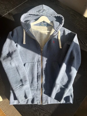 Ralph Lauren zip hoodie - Storlek S modell 170, 55kg mycket fint skick obs! Litet jack se sista bild. nypris 2299kr mitt pris 799kr skriv vid frågor! 