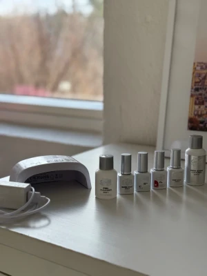 Depend Gel iQ Start kit  - Använd fåtal gånger. UV/LED-lampan ingår med sladd. Färgen french pink och lady in red ingår. Då jag har använt det fåtal gånger är dom olika stegen och färgerna halvfulla ungefär. Gel iQ ger ett resultat till två veckor💘