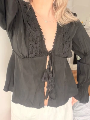 Svart blus  - Helt ny svart blus med knyte mellan bysten som endast är testad, passar också en xs! 🤍