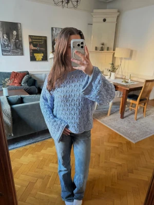Ljusblå stickad tröja med vida ärmar - Ljusblå jättesöt stickad tröja från Gina Tricot!