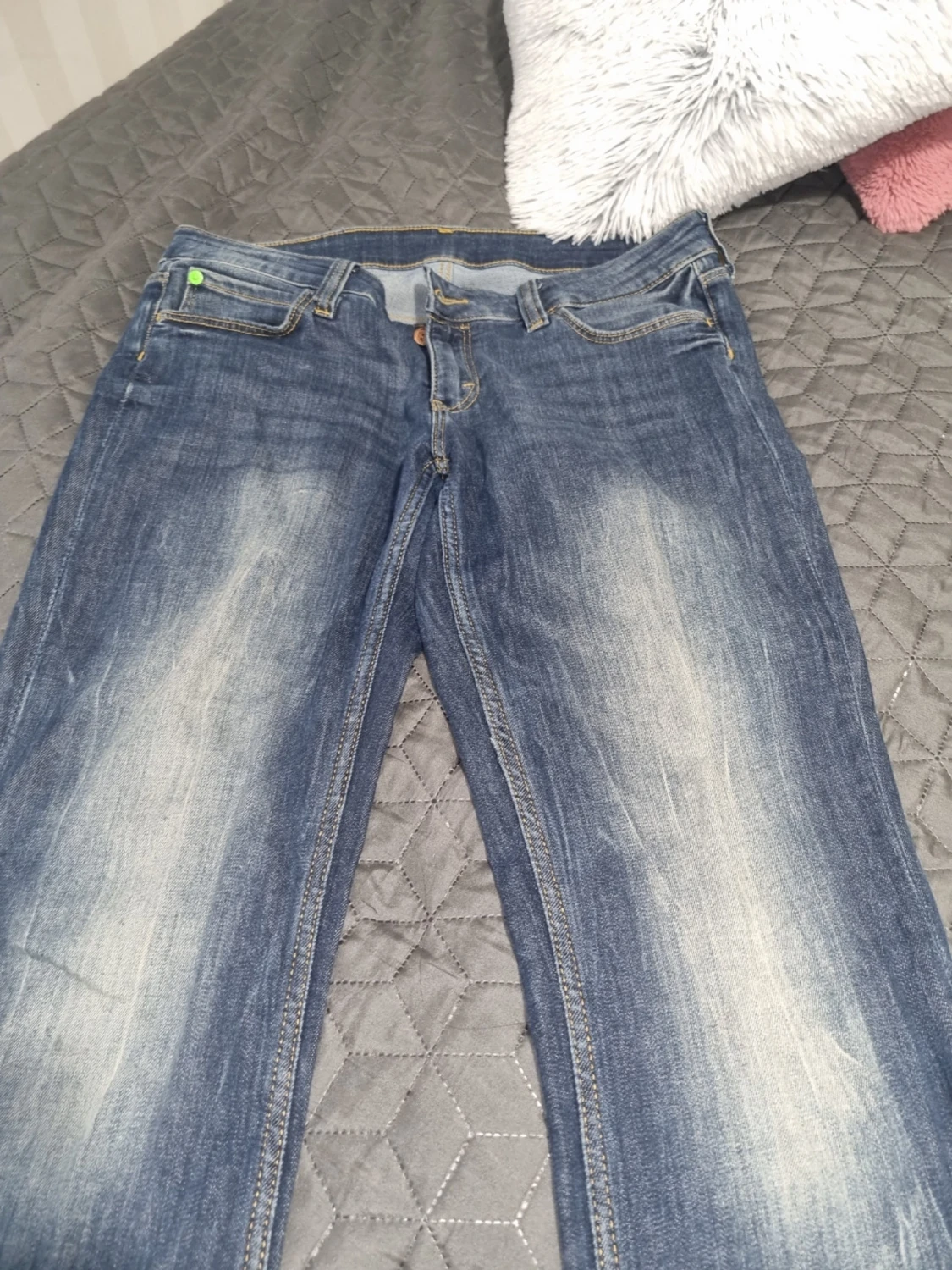 Blå bootcut jeans med slitningar - 1