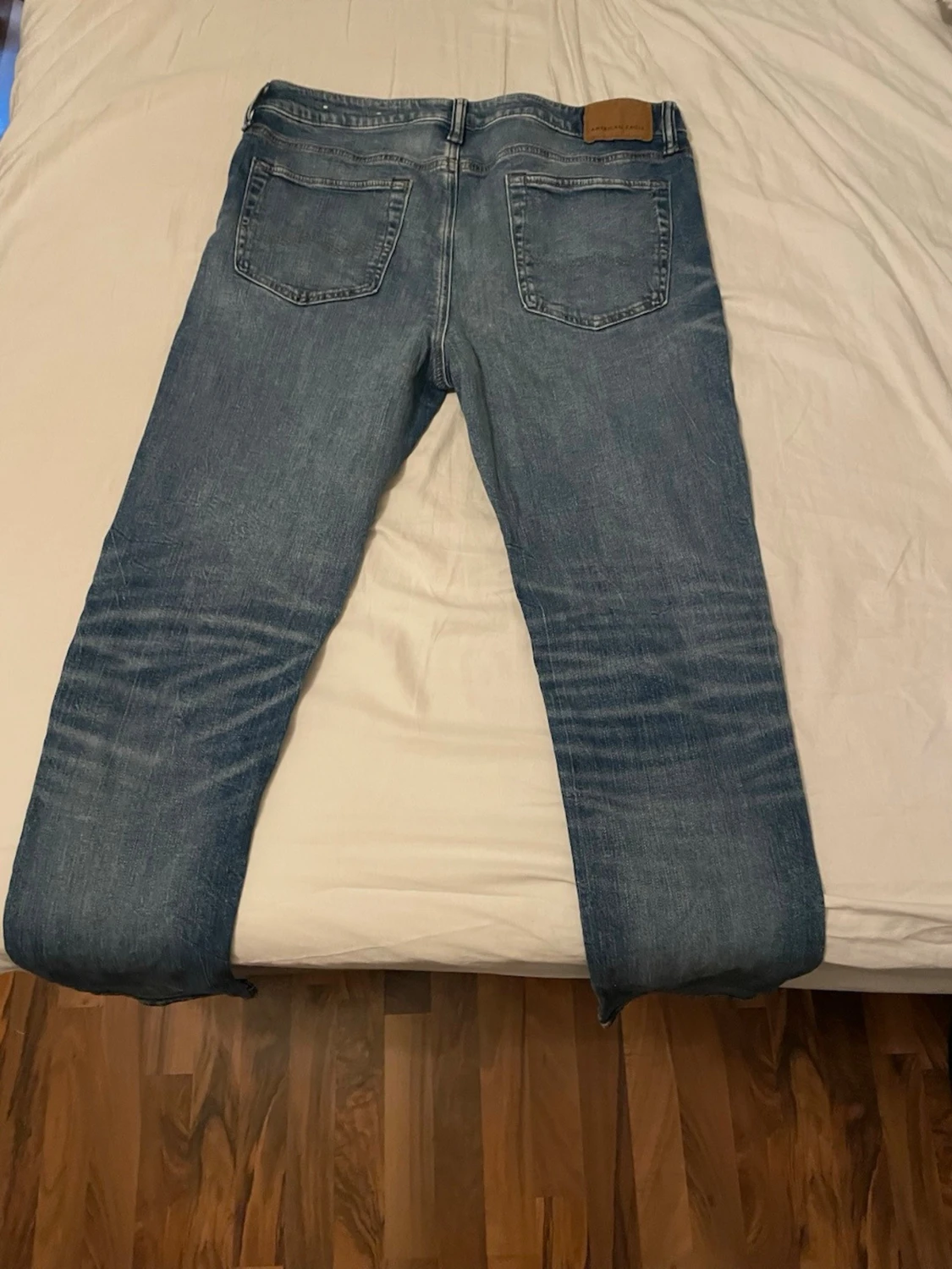 Blå slitna jeans från American Eagle - 1