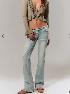 Ljusblå bootcut jeans från cheap monday - Snygga, slutsålda och populära bootcut lowwaist jeans från cheap monday i storlek 25/32. Använda få gånger, säljs för de kommer inte till användning. Skriv gärna om frågor🩷