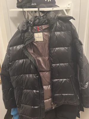 Svart dunjacka från Moncler - INTRESSEKOLL på min maya, storlek4