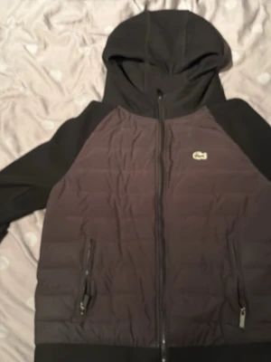 Lacoste cardigan  - Säljer den för jag inte använder och har knappt gjort 