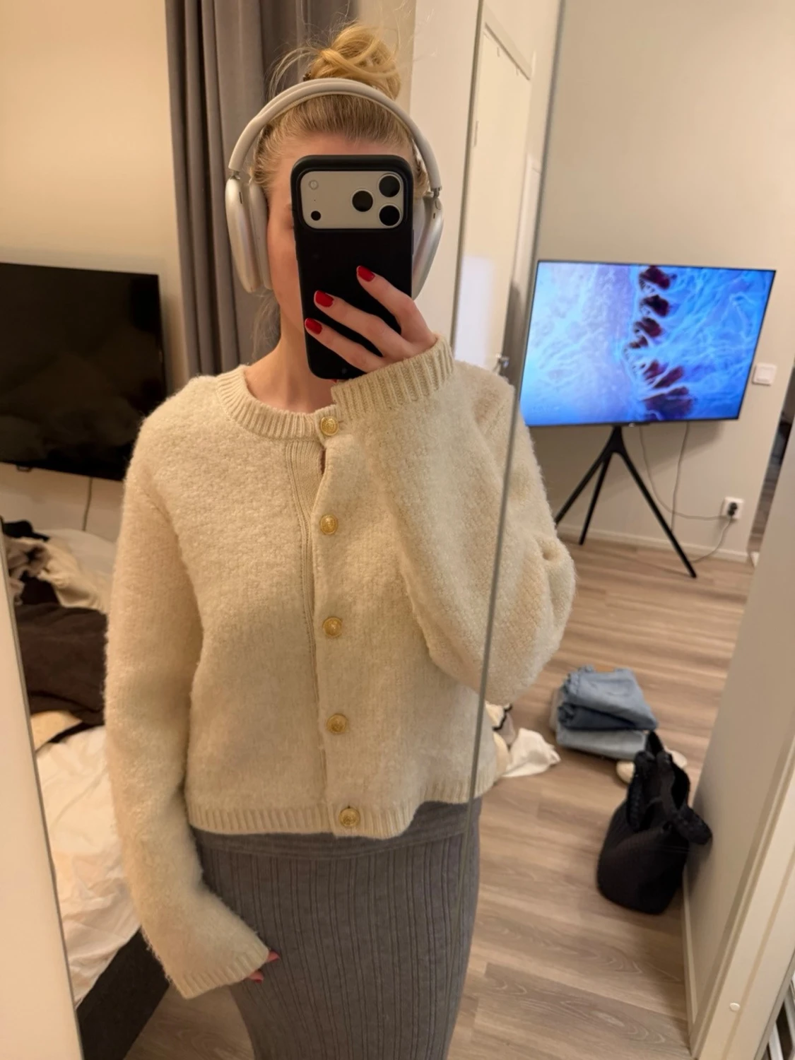 Krämvit kofta med träknappar - 1