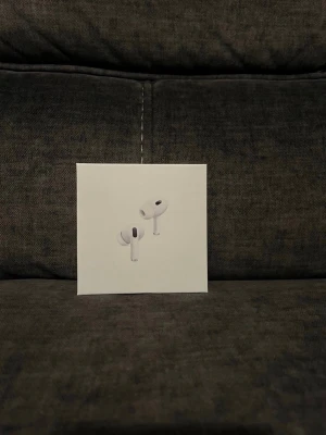 Apple AirPods Pro (2nd Gen) USB-C - Säljer ett par vita Apple AirPods Pro (2nd generation) med MagSafe-laddningsetui och USB-C. Trådlösa in-ear hörlurar med stilren design och kompakt laddningsfodral. Perfekta för musik, samtal och träning.