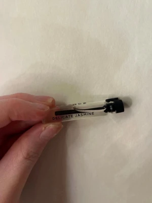 Delicate Jasmine parfym - Parfym från Essnce med doften Delicate Jasmine. Kommer i ett genomskinligt glasrör med svart plastlock. Perfekt att ha med i väskan för en fräsch jasmin-doft när som helst.