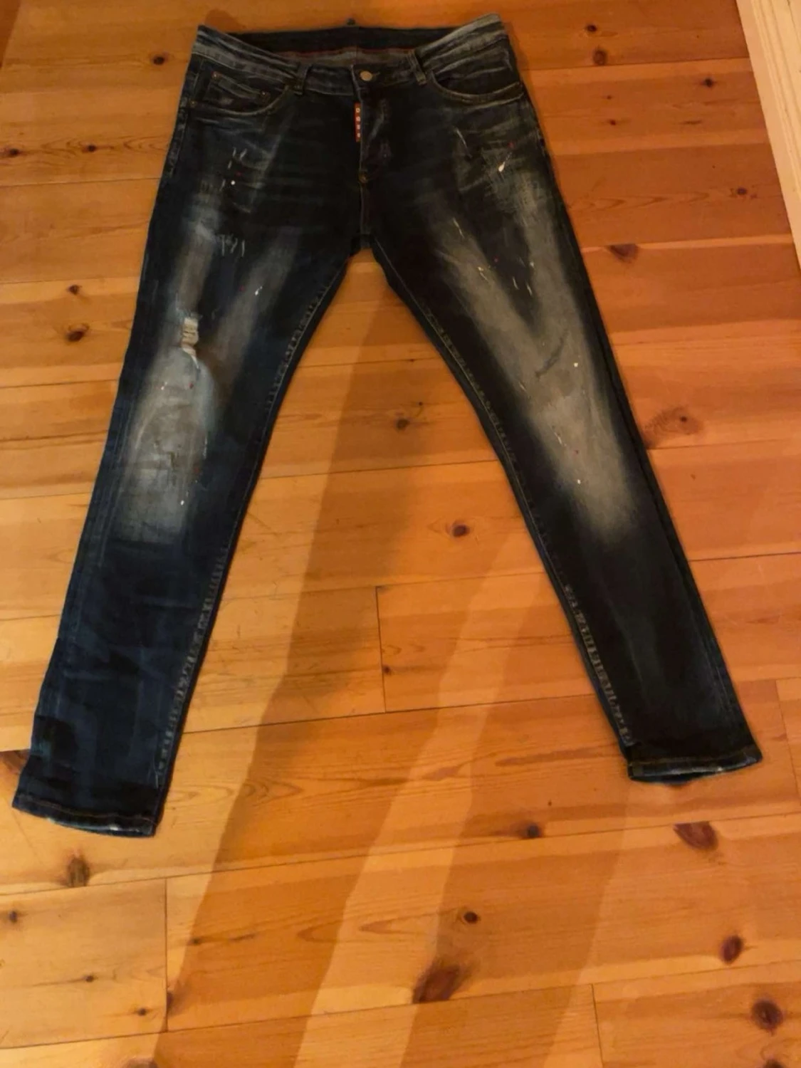 Mörkblå slitna jeans med detaljer