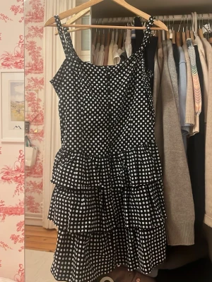 Jättefin klänning!! - En jättefin klänning. Storleken är L men skulle mer säga att den är S/M 🤍🤍