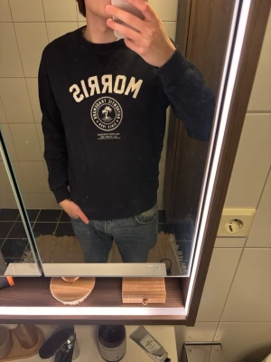 Svart sweatshirt från Morris - Svart tröja från Morris, size L. Jag är 187cm och 75kg. Lite urtvättad längst ner.
