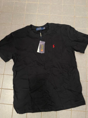 Ralph Lauren Tshirt  - Ralph Lauren Tshirt svart storlek medium helt ny med lappar, sitter mer som en S verkligen… 1-3 dagar leveranstid, skulle verkligen behövas strykas hehe