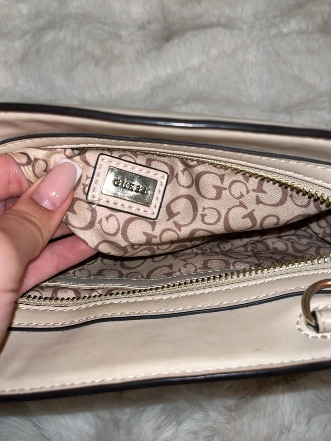 Beige axelväska från Guess - 3