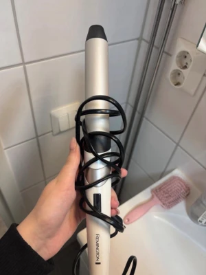 Locktång från Remington silver/svart - Locktång från Remington i silverfärg med svarta detaljer. Bara testad så i utmärkt skick!