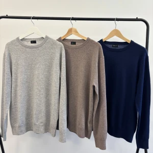 Marinoull & Kashmirtröjor (Nya) 3 pack - Tjena säljer helt nya tröjor i 90% merinoull och 10% Kashmir från mitt klädföretag! Tröjorna är helt nya och ligger inplastade. Finns i 3 färger och i storlekarna xs-L. Tröjorna säljs styckvis men vill man köpa flera så kan man få ett bättre paketpris! Skriv gärna om du har några frågor! 