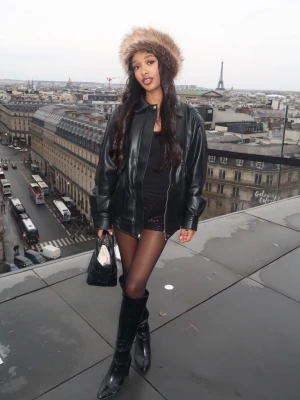 Svart skinnjacka med krage - Säljer en svart skinnjacka med klassisk krage och dragkedja framtill. Jackan har en rak och något oversized passform som ger en cool look. Perfekt för dig som vill ha en stilren och trendig jacka i äkta skinn.