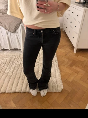 Svarta bootcut jeans - Svart/ gråa jeans, dom är uppsprättade i benen för att göra dom längre❤️