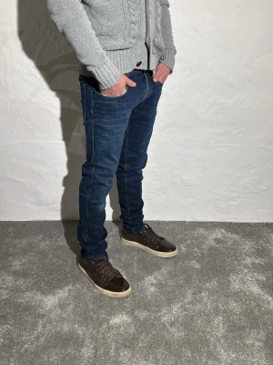 Replay jeans  - Ett par snygga jeans från Replay i storlek W32 L34 i modellen Anbbas 